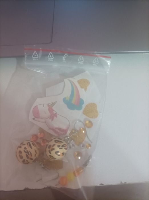 W panterkę z kolczykami charmsy