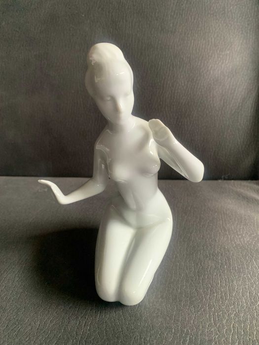 Figurka kobiety z białej porcelany proj. Jiří Černoch.