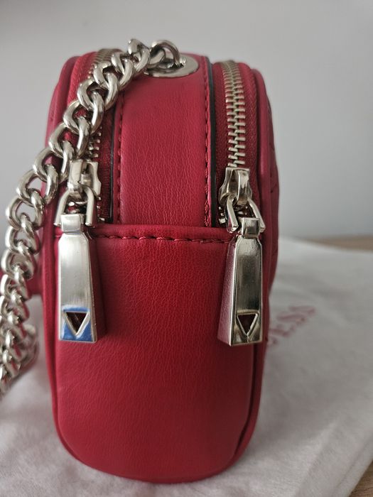 Czerwona torebka Guess model Shanina listonoszka