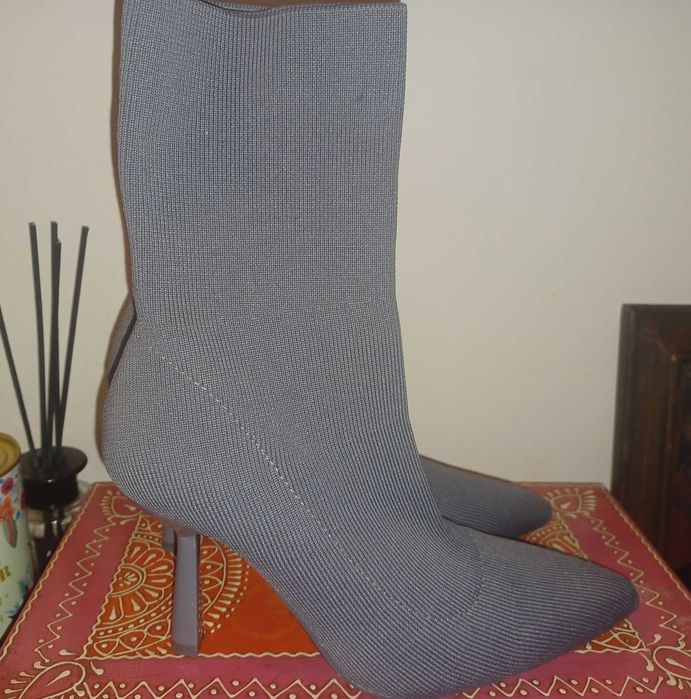 Botins cinzentos da Bershka novos com etiqueta