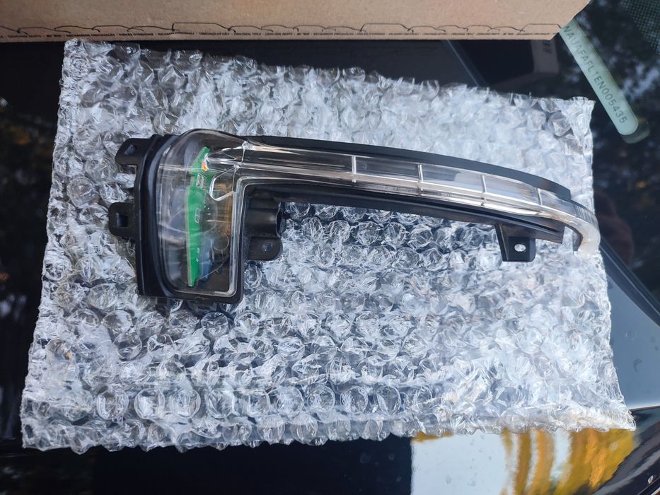 Повторітєль правий ауді А4 б8