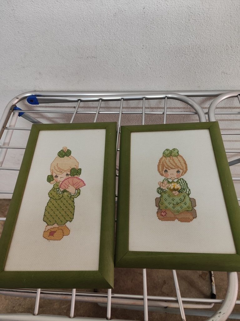 Conjunto de dois quadros em ponto cruz com moldura em madeira moldura