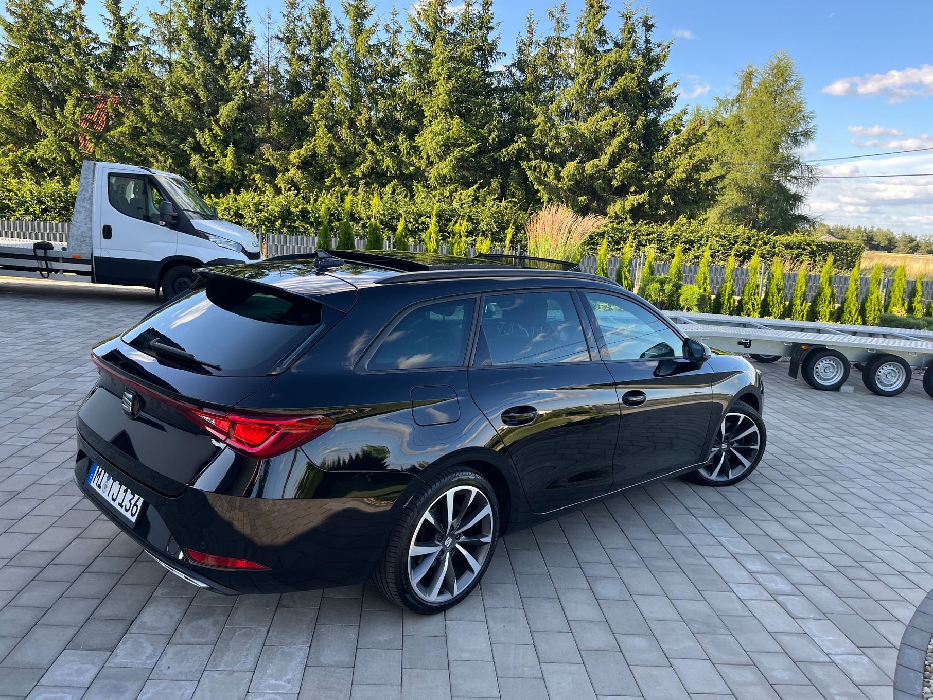 Seat Leon FR-Panorama-LED-Hak-Asystenci jazdy-Virtual-DSG-Beats Audio