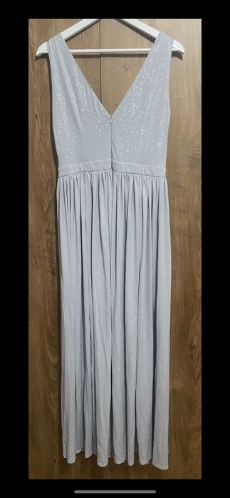 Srebrna, błyszcząca, długa suknia