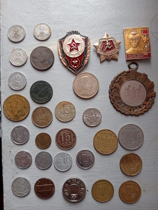 Продам монету, значок.