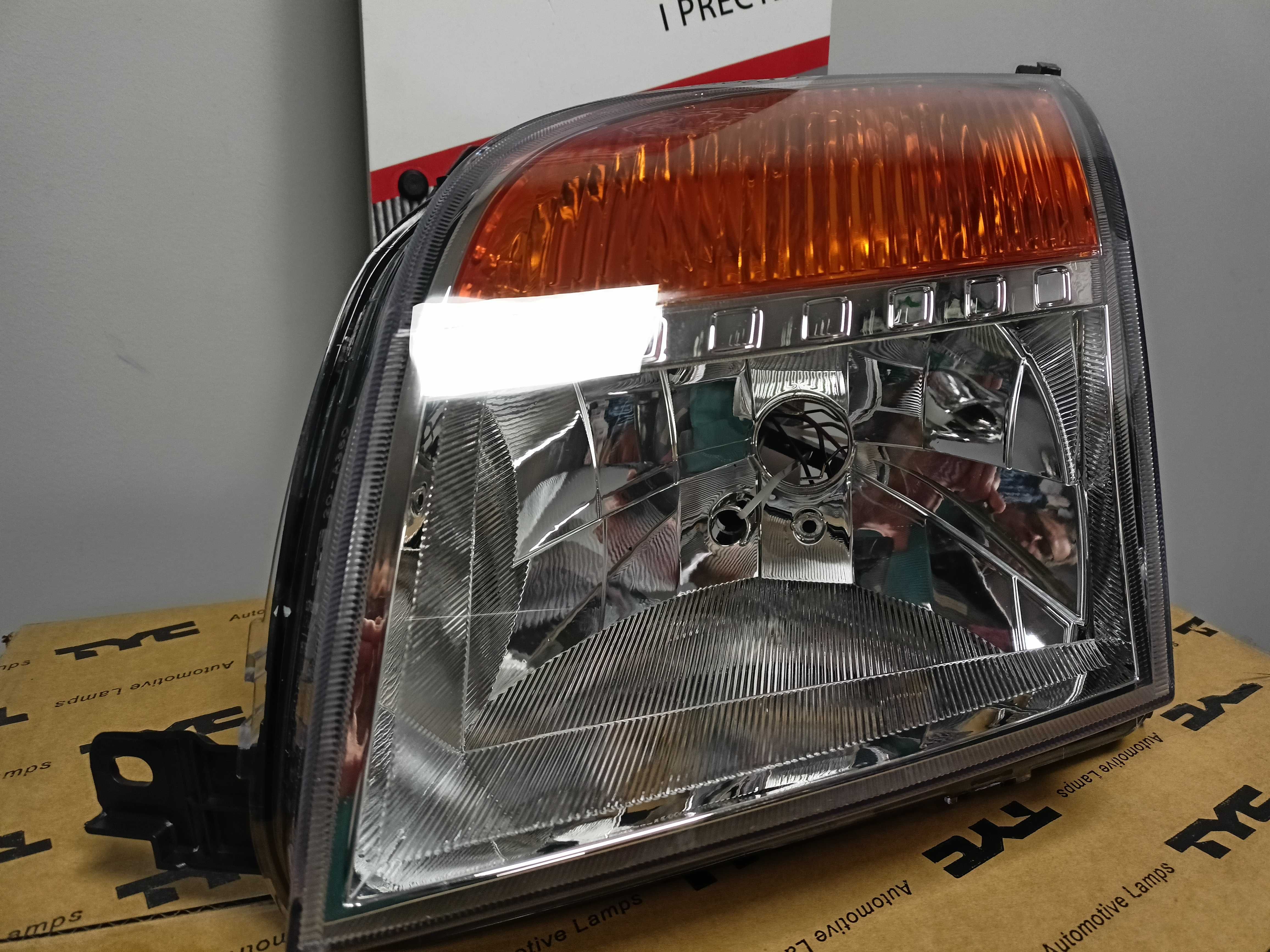 Ford Fusion 05-12 Lampa/Reflektor LEWY H4