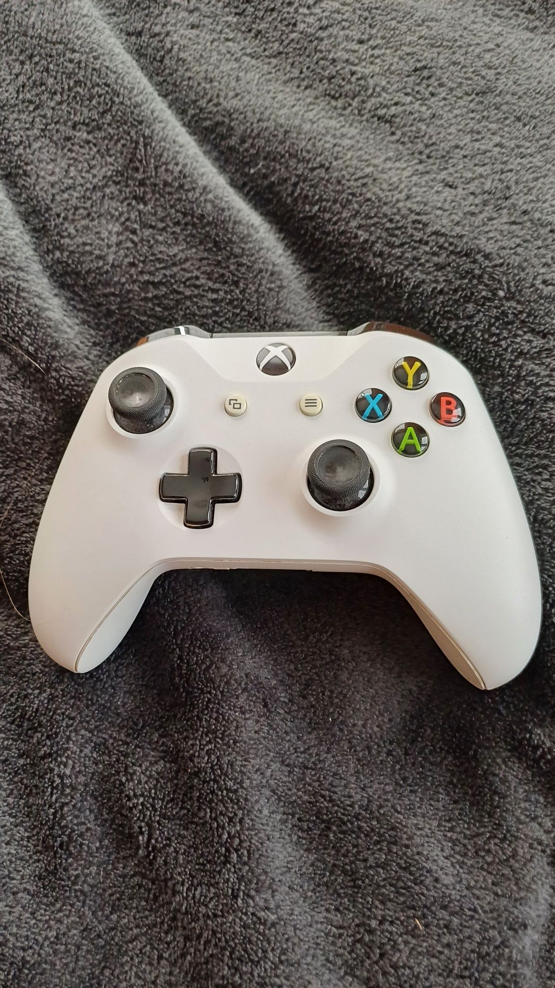 X box one s 1TB z padem, kablami i grami stan bardzo dobry