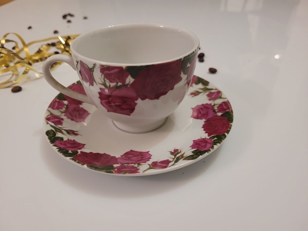 Ceramika : filiżanka ze spodkiem w róże