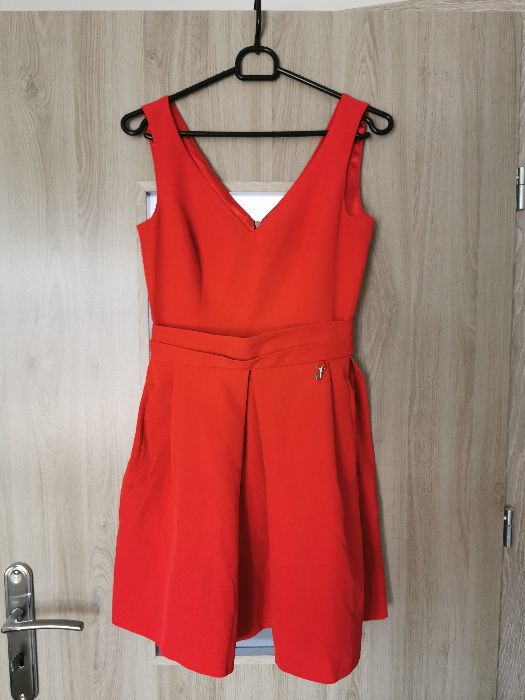 Elegancka krótka czerwona sukienka