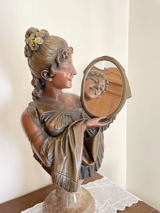 Estatueta com espelho
