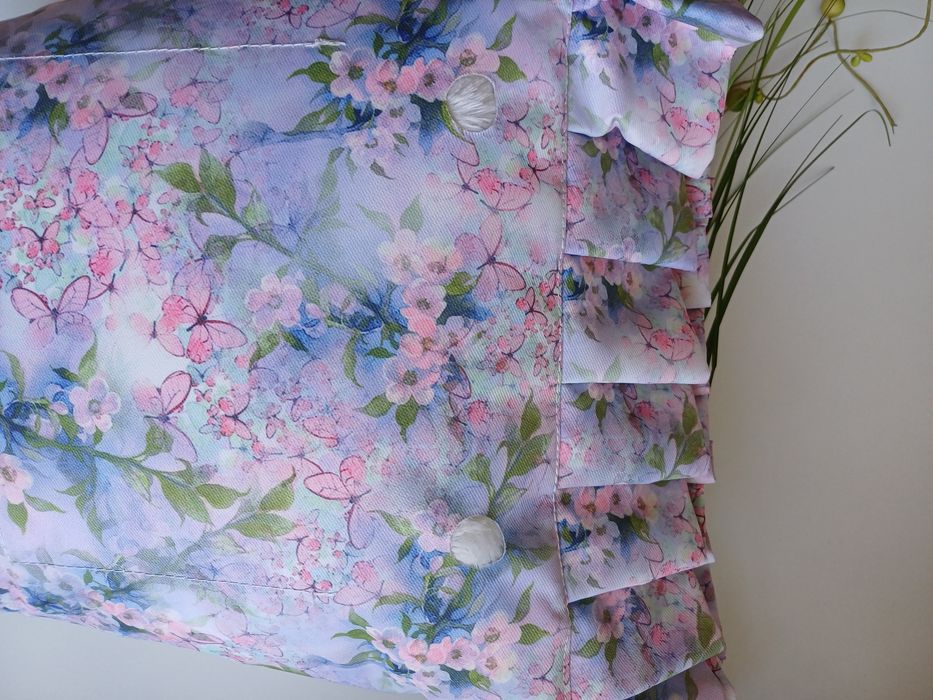 Niebieski organizer z falbanką w kolorowe kwiaty do torebki O Bag Mini