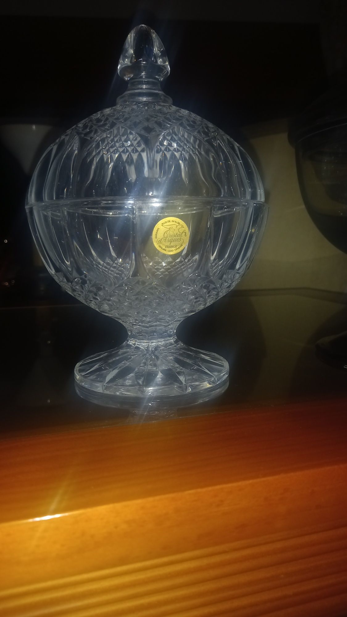 Duas bomboneiras,uma de Cristal D'Arque,25 cm,e outra depósito da Mari