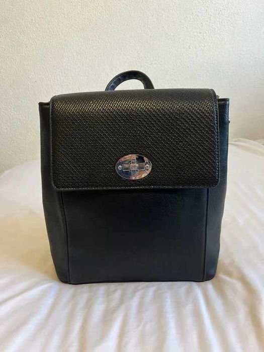 Mochila preta com detalhes prateados