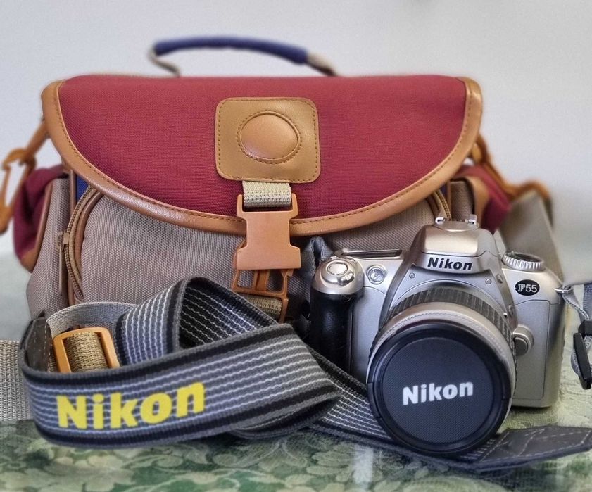 Vendo máquina fotográfica Nikon F55D de rolo, com saco de transporte.