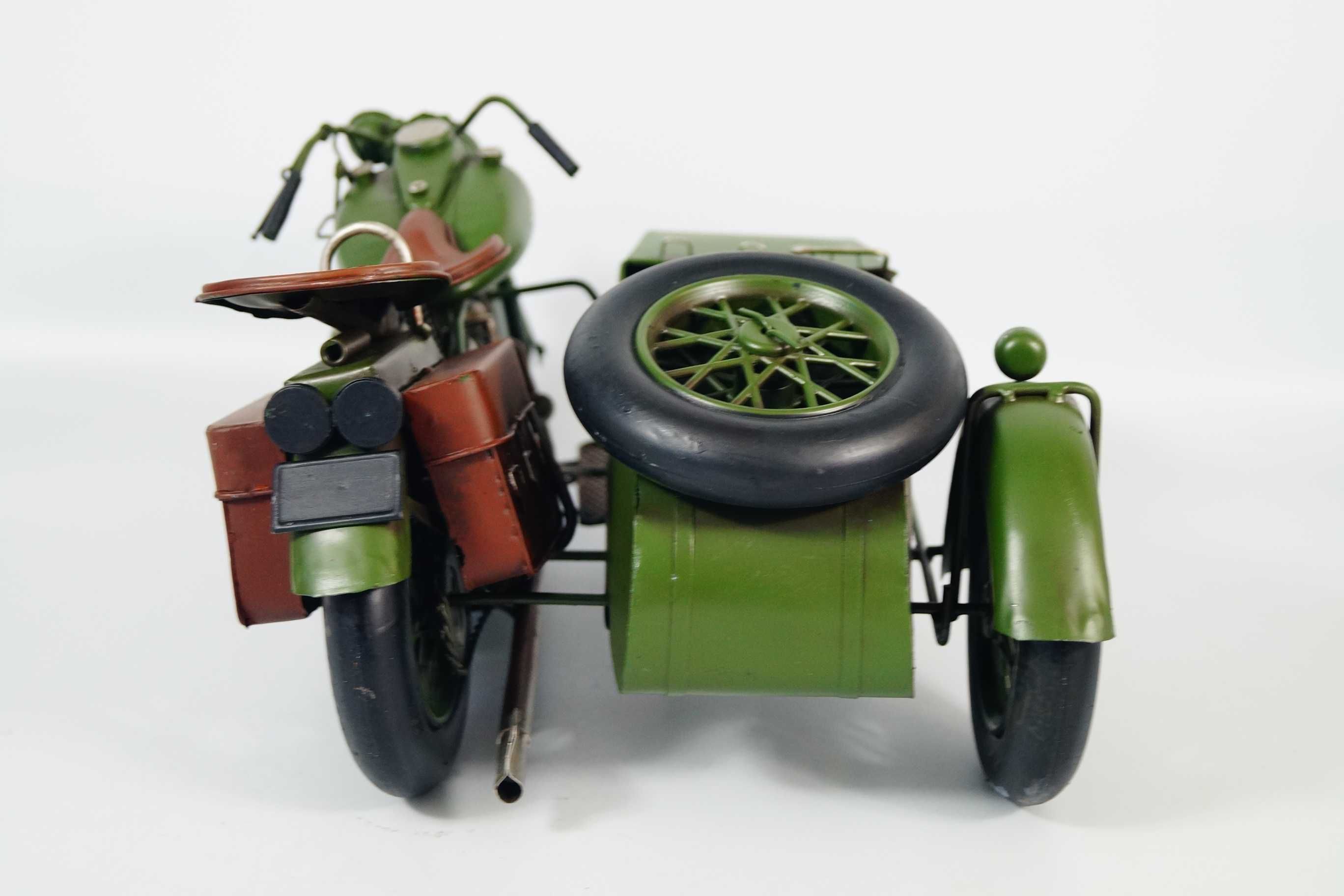 Metalowy pojazd - stary motocykl z dostawką retro rekwizyt wojskowy