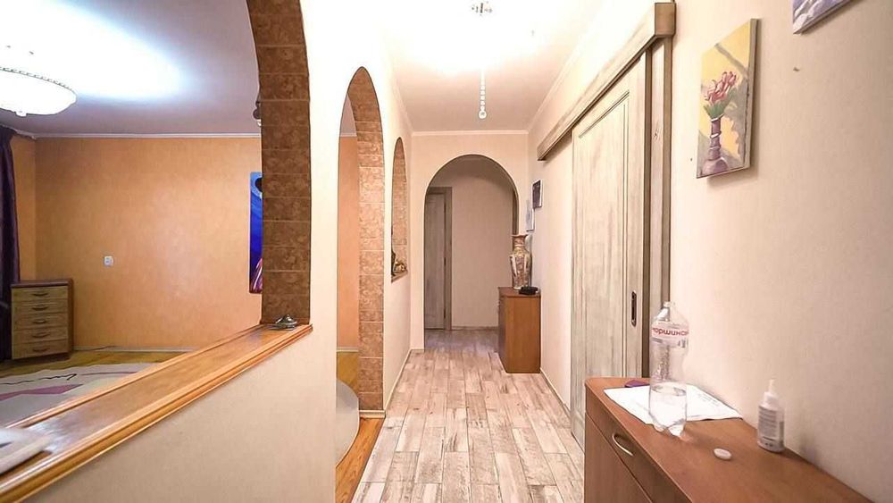 Продам  4 кімнатну квартиру з вітальнею на  вулиця Євгена Танцюри