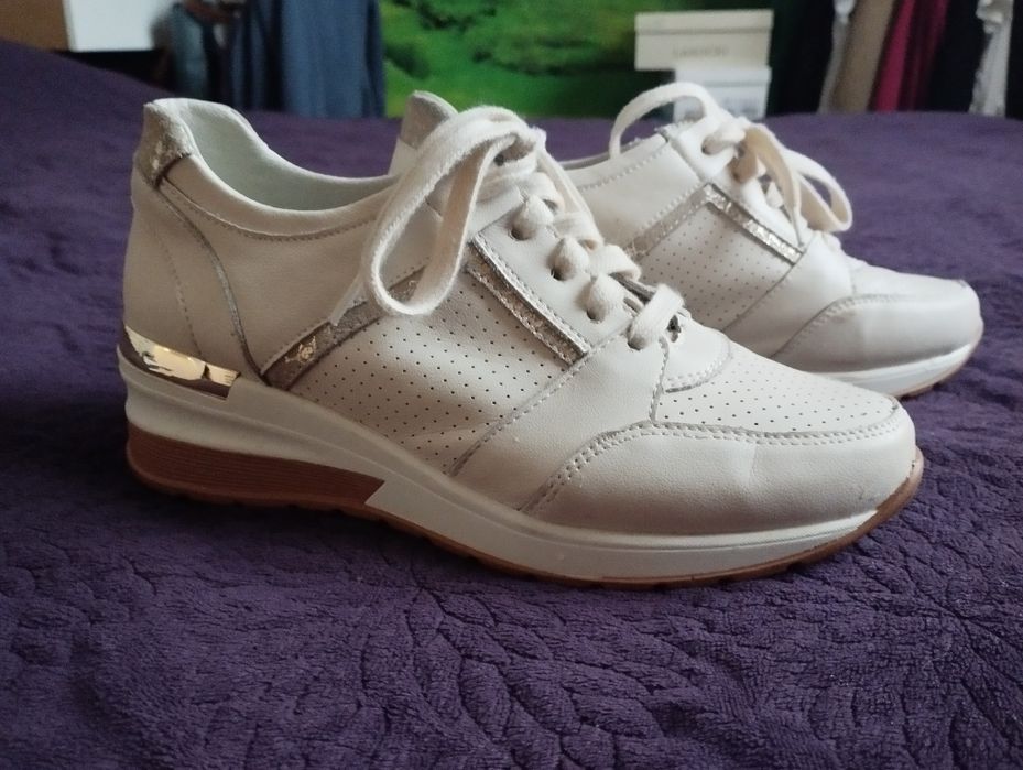 Buty wiązane na koturnie,