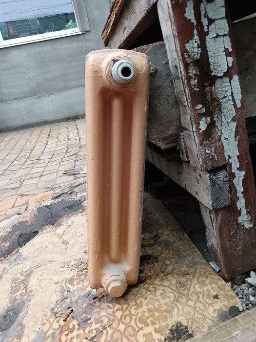 Батареи чугунные 12 и 10 секций. Цена за секцию 50 гривен