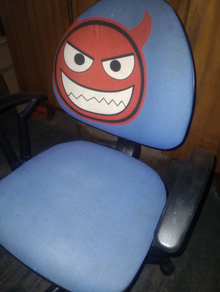 Krzesło dziecięce i biurowe