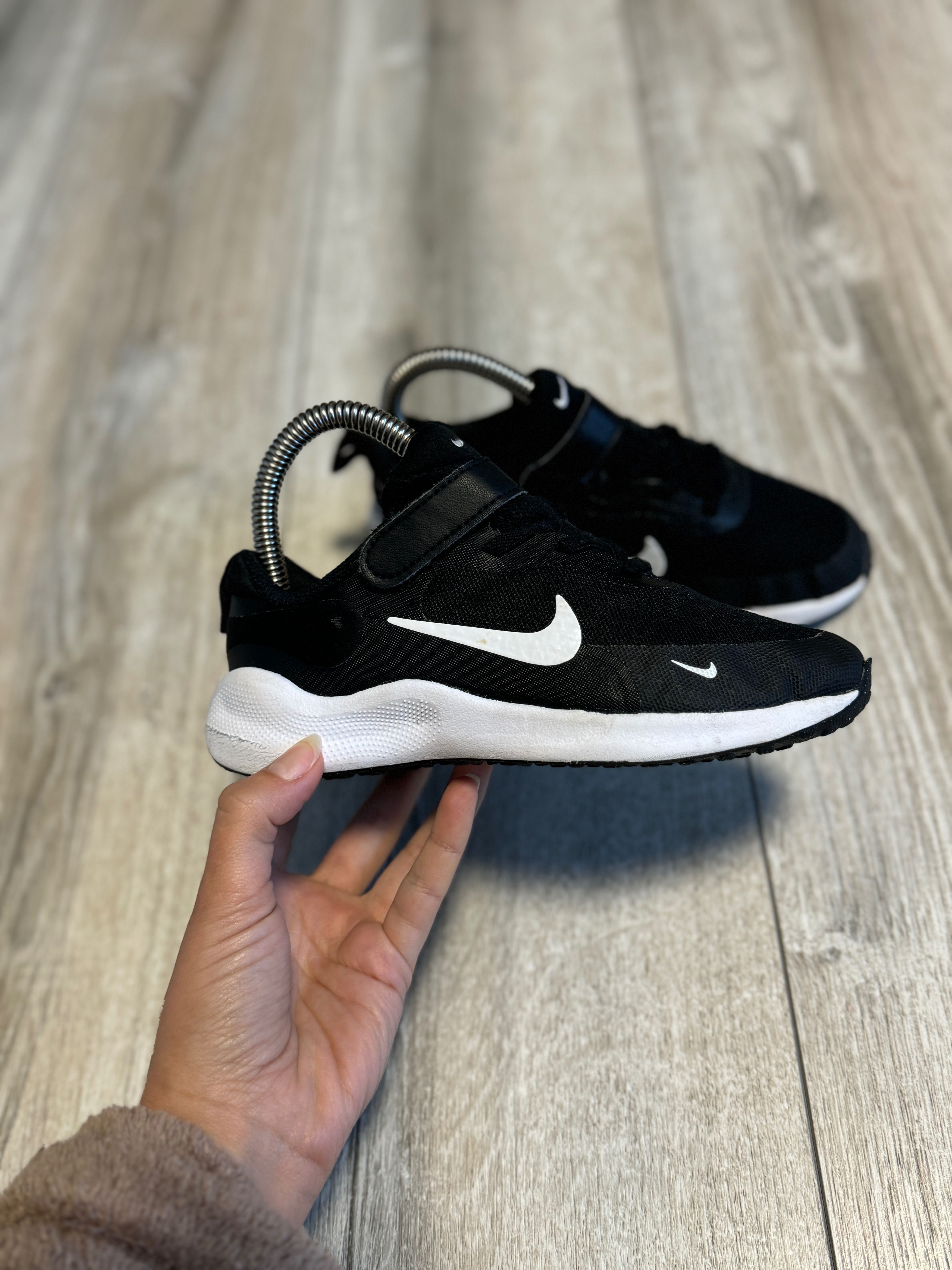 кросівки Nike Revolution 7