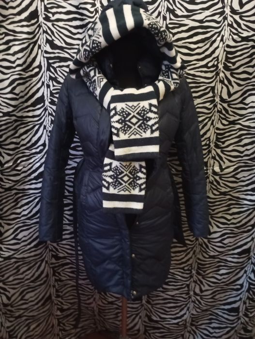 Пуховик XS,синього кольору з капюшоном