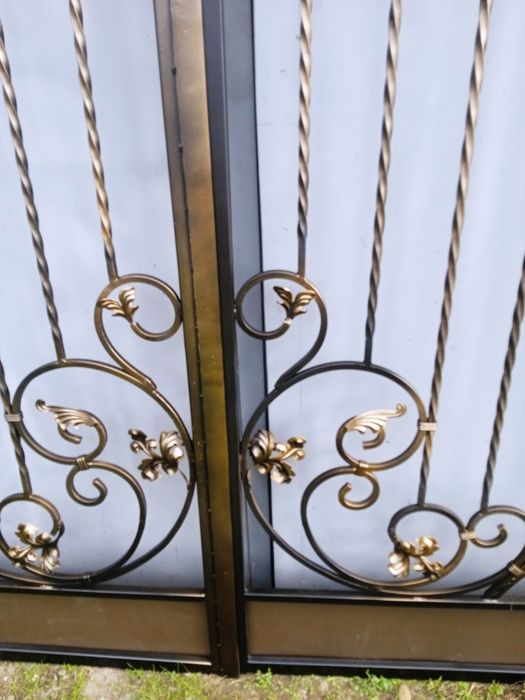 Продам нову браму для вашої оселі разом з завісами  колір чорний мат,,