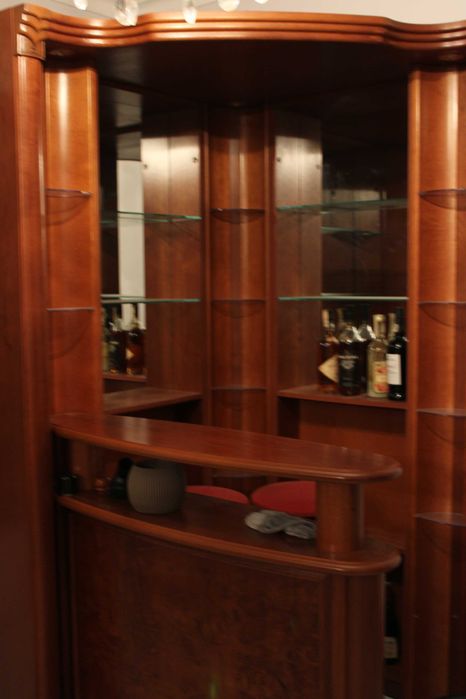 Bar de sala de estar em ótimas condições