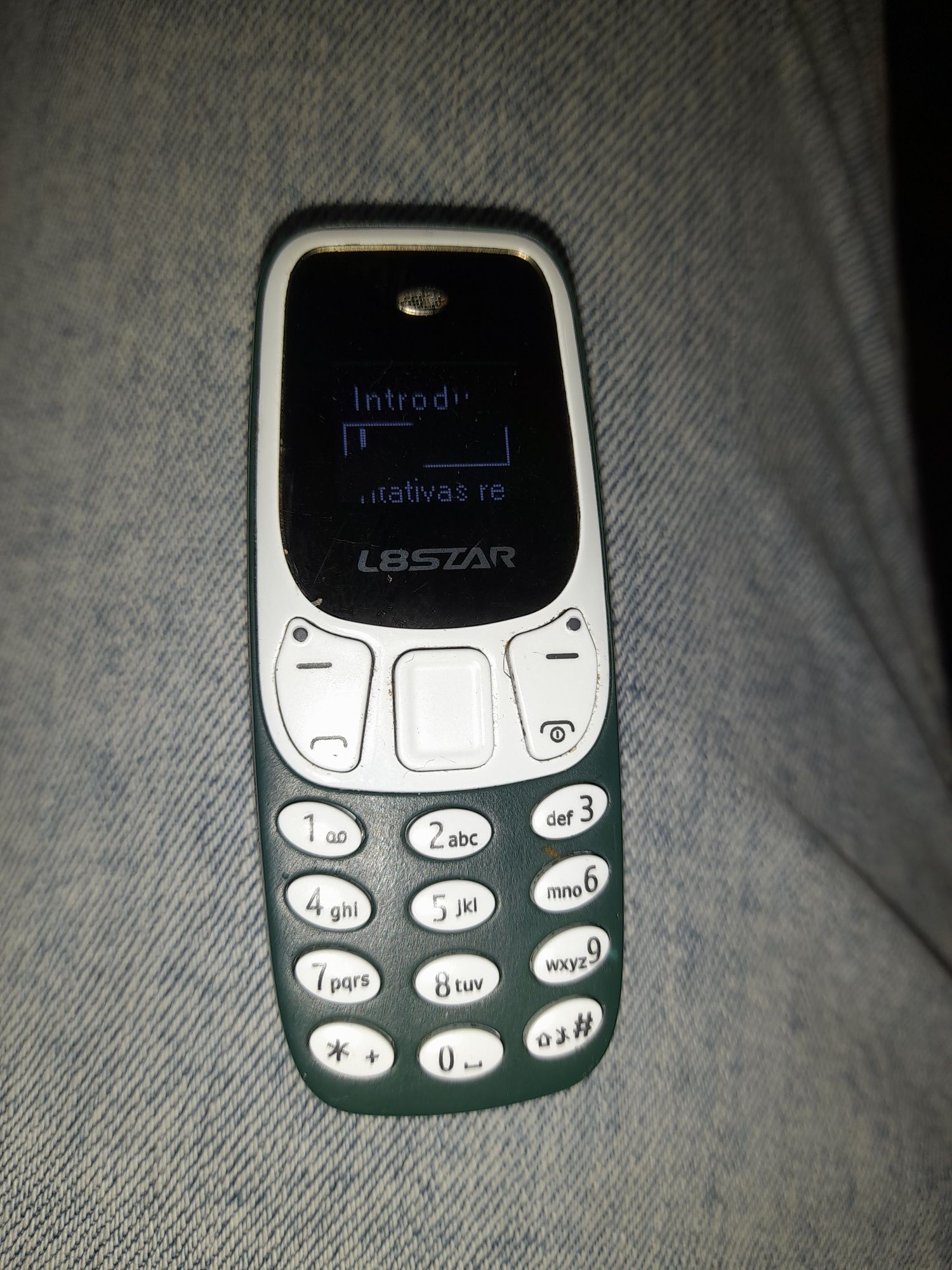 Tenho 2 destes mini telemoveis para venda