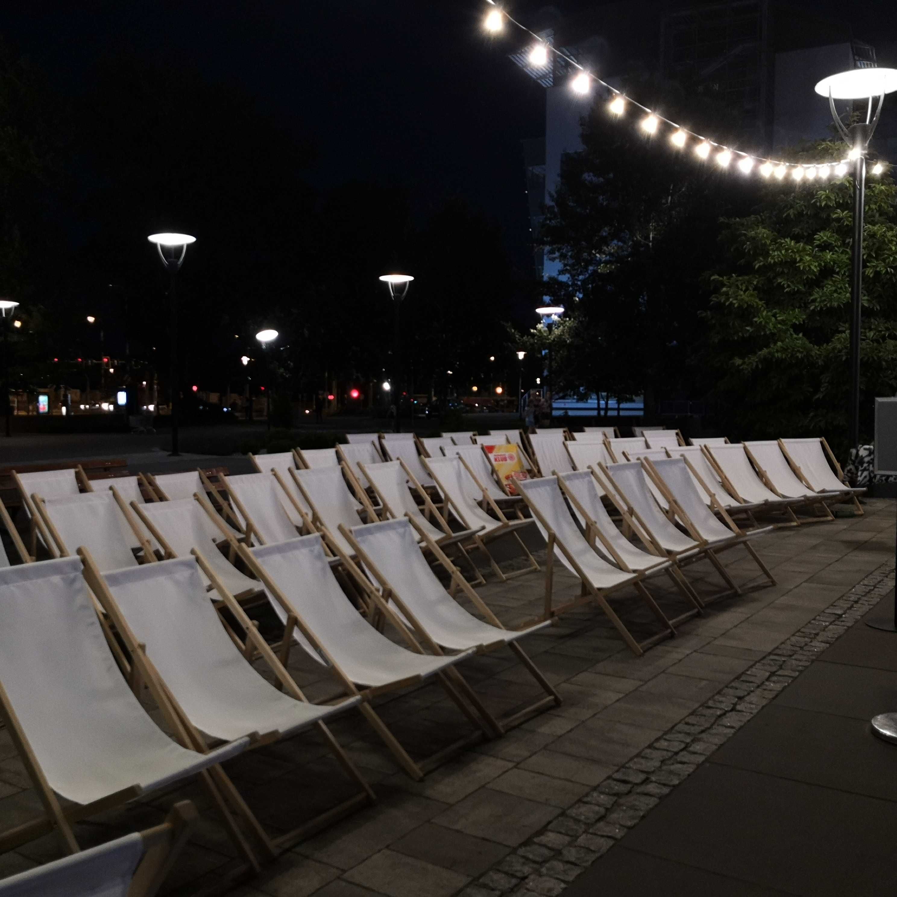 Wynajem leżaków plażowych drewnianych. Parasol,  strefa chillout