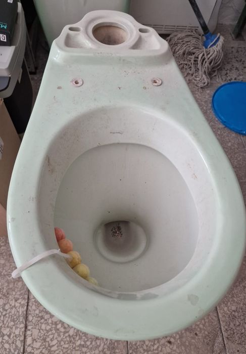 Toaleta kompletna ze spłuczką ceramiczna
