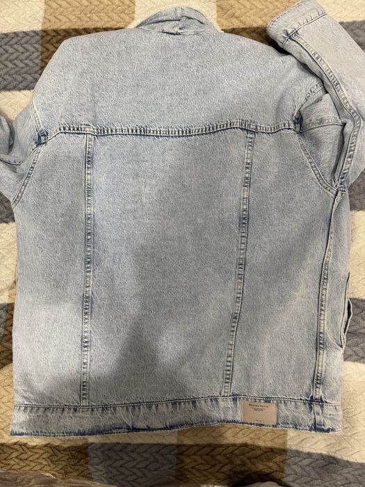 продам крурточку  джинсовую oвер bershka