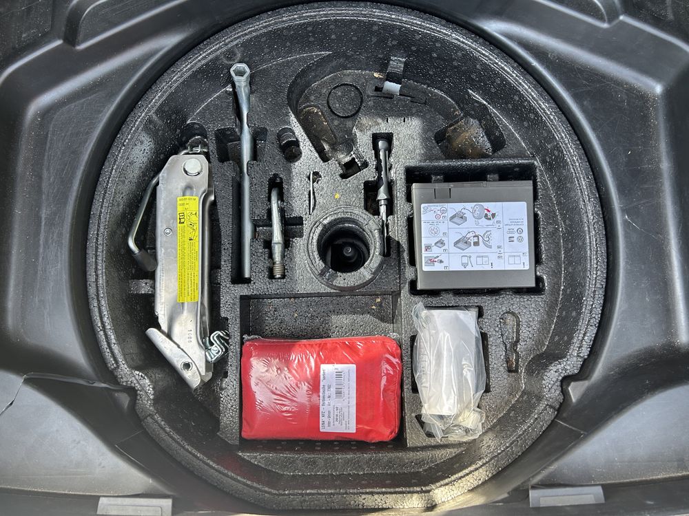 Zestaw koła zapasowego lewarek hol kompresor wkład Audi A4 B6 B7
