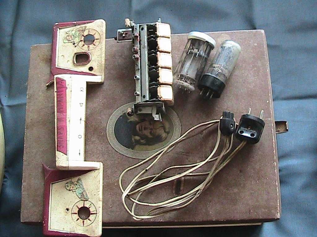 Телефон старинный бакелит. Корпус древнего магнитофона Всё СССР