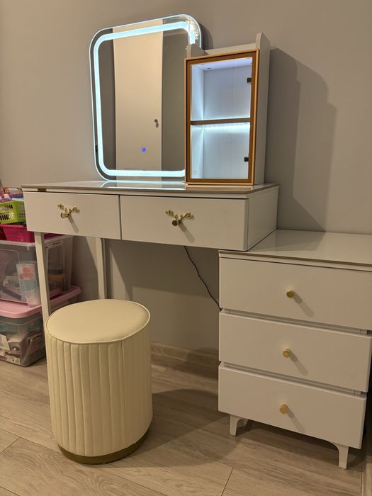 Toaletka z lustrem led plus pufa