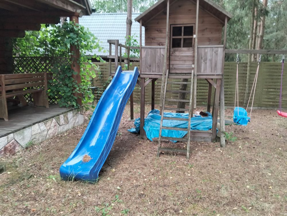 Domek ogrodowy ze zjeżdżalnią i huśtawką