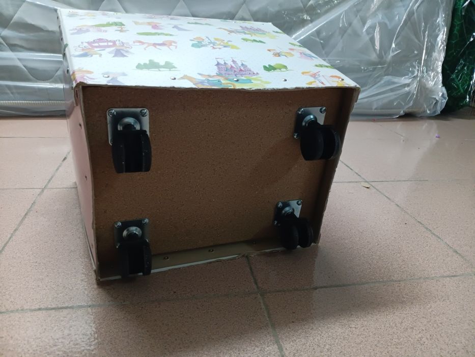 Caixa de arrumação princesas Zara Home c rodas