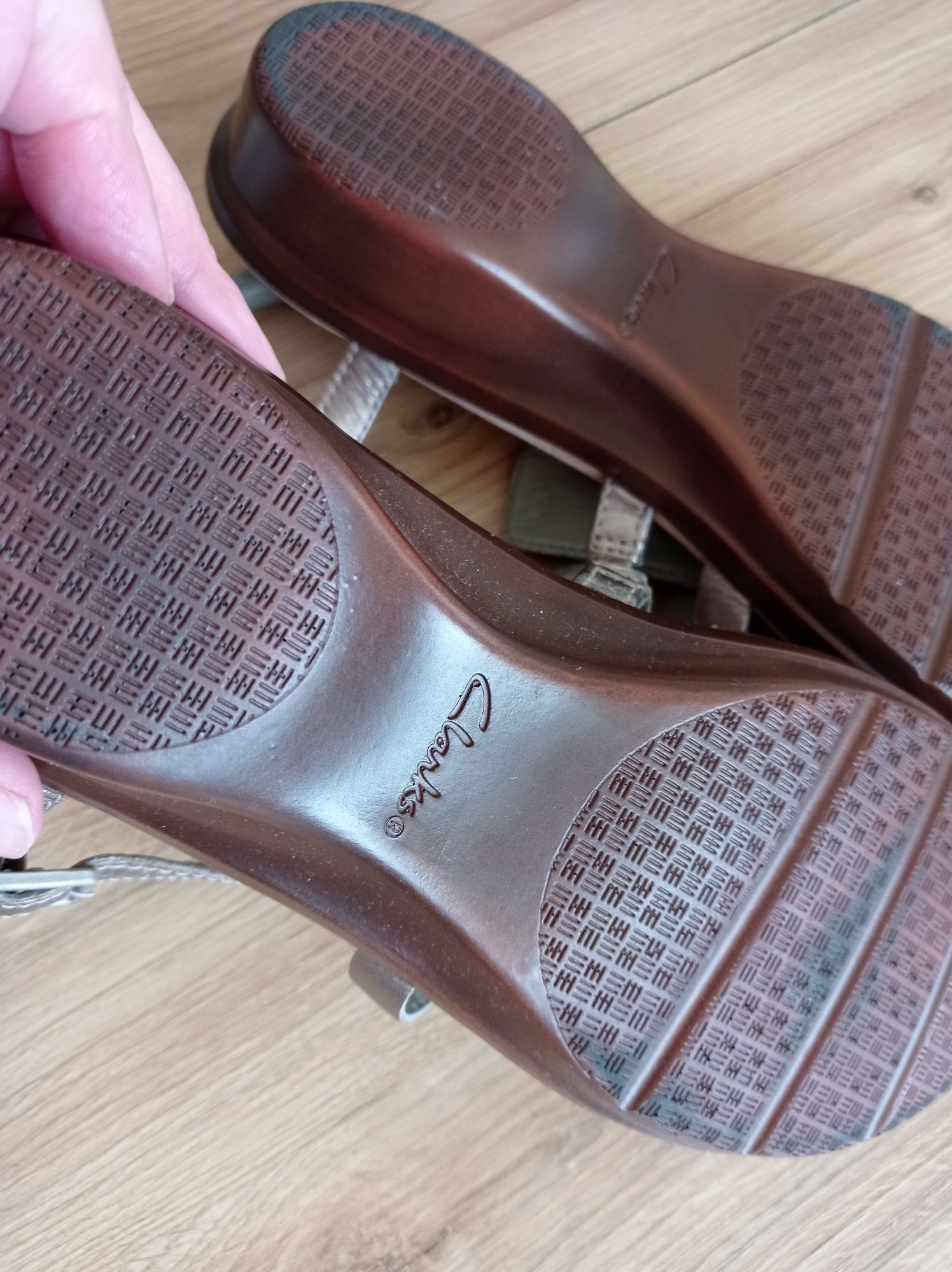 Clarks skórzane sandały 40 srebrne wąskie płaskie skóra