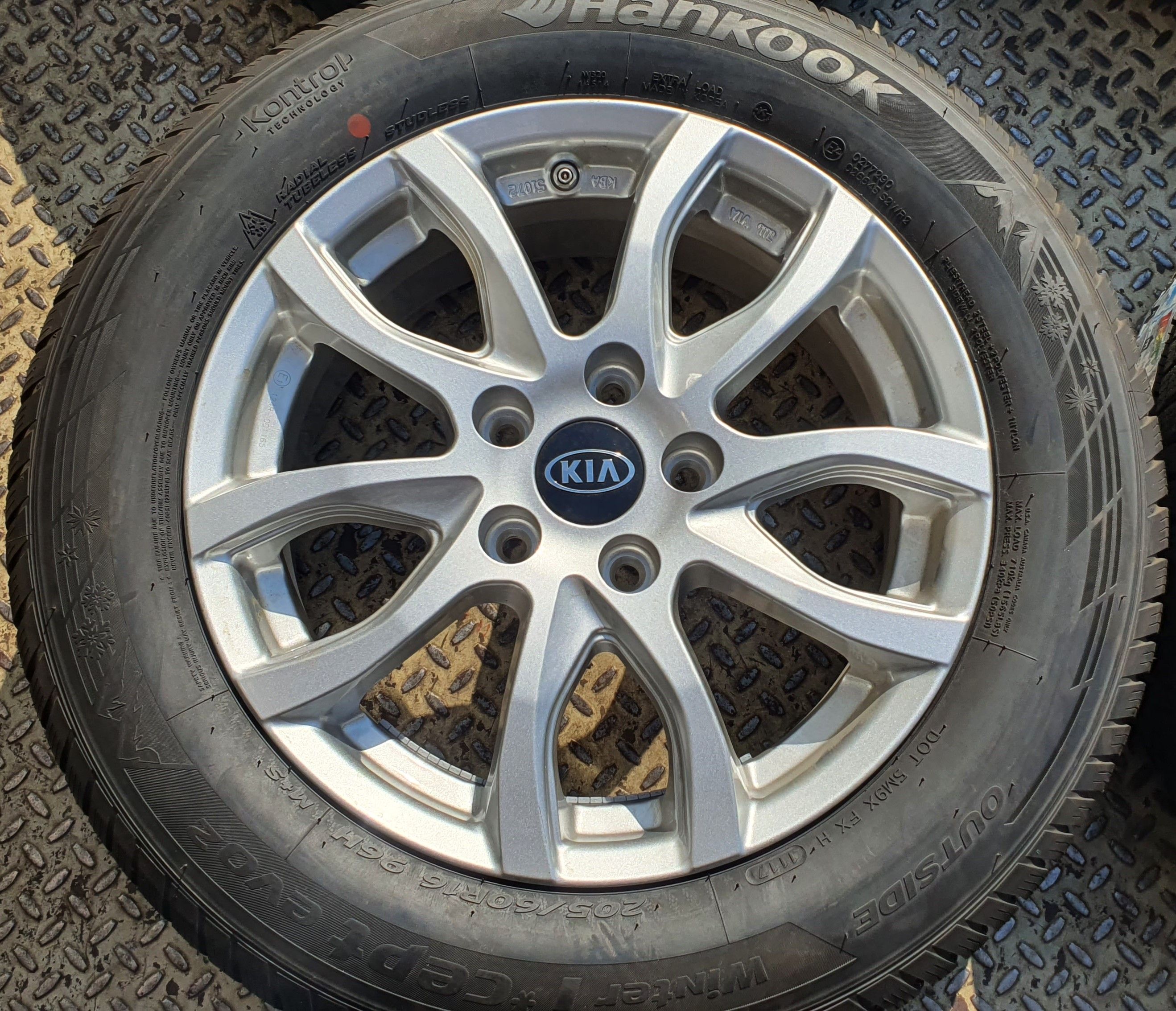 4x Felgi oryginalne KIA 16 5x114,3 ET42,5 + TPMS