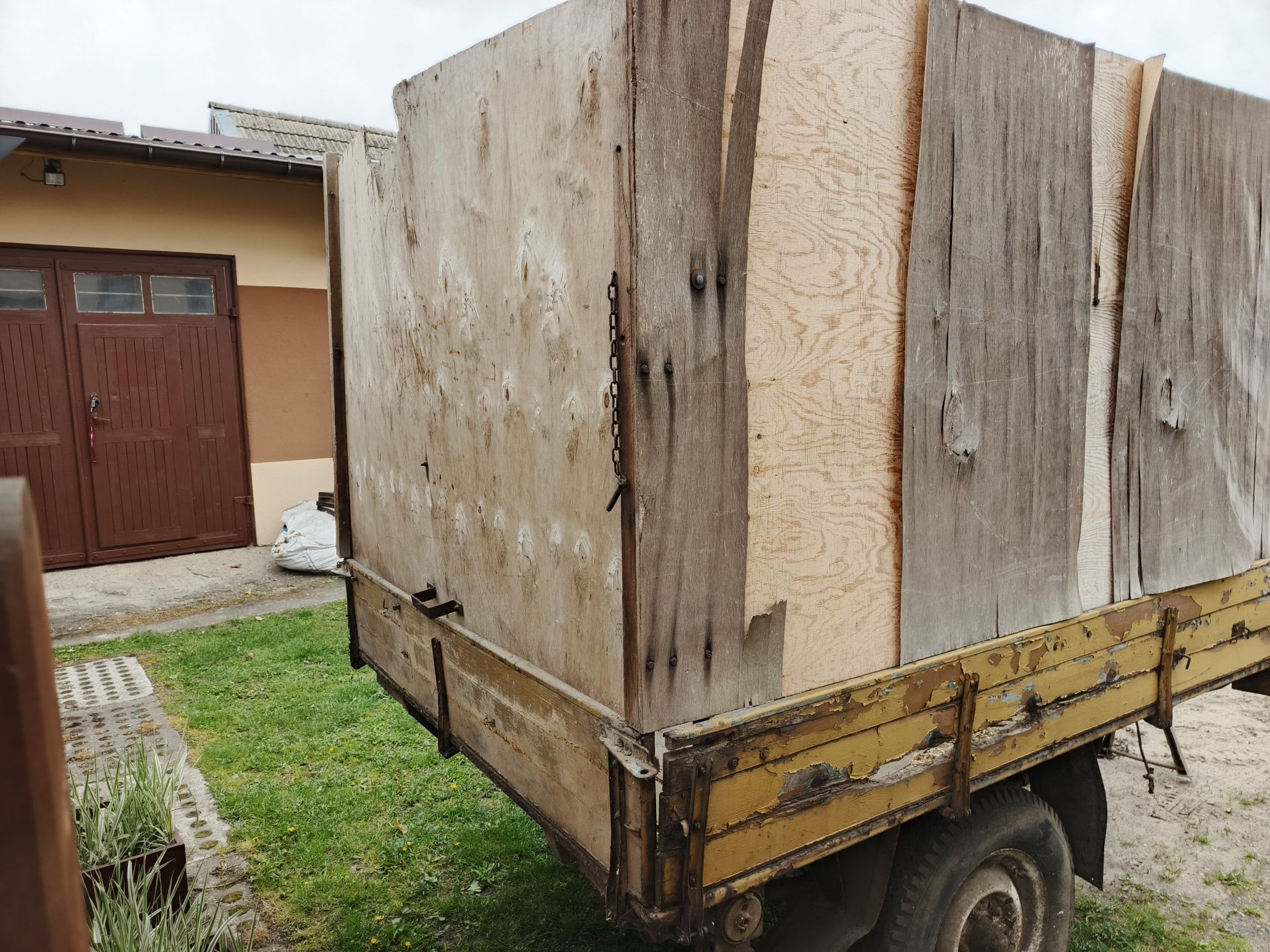 Przyczepka żuk oś na resorach bez papierów.