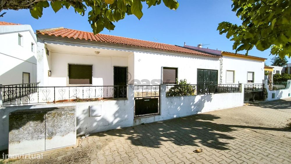 Moradia T3 com sótão, garagem, quintal e anexo T1 em Alvalade