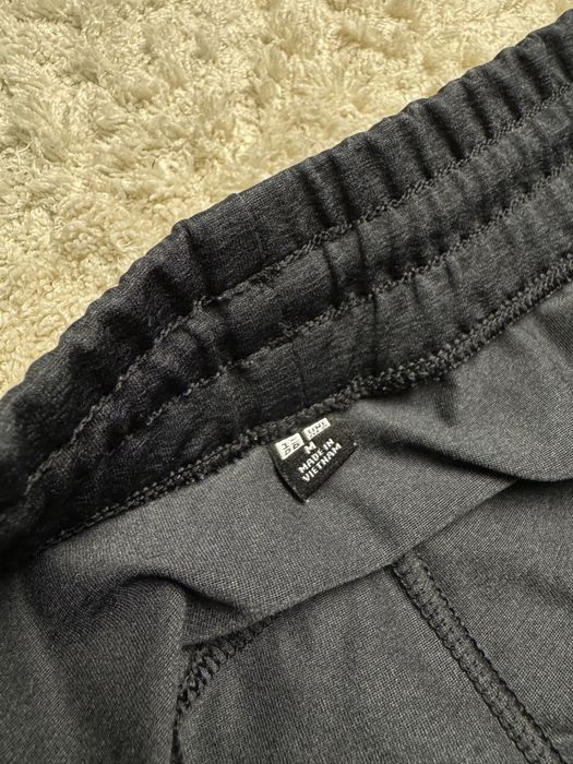Чоловічі спортивні штани uniqlo темно сірі повсякденні спортівки