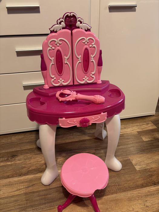 Bajkowa toaletka dla dziewczynki grająca , świecąca