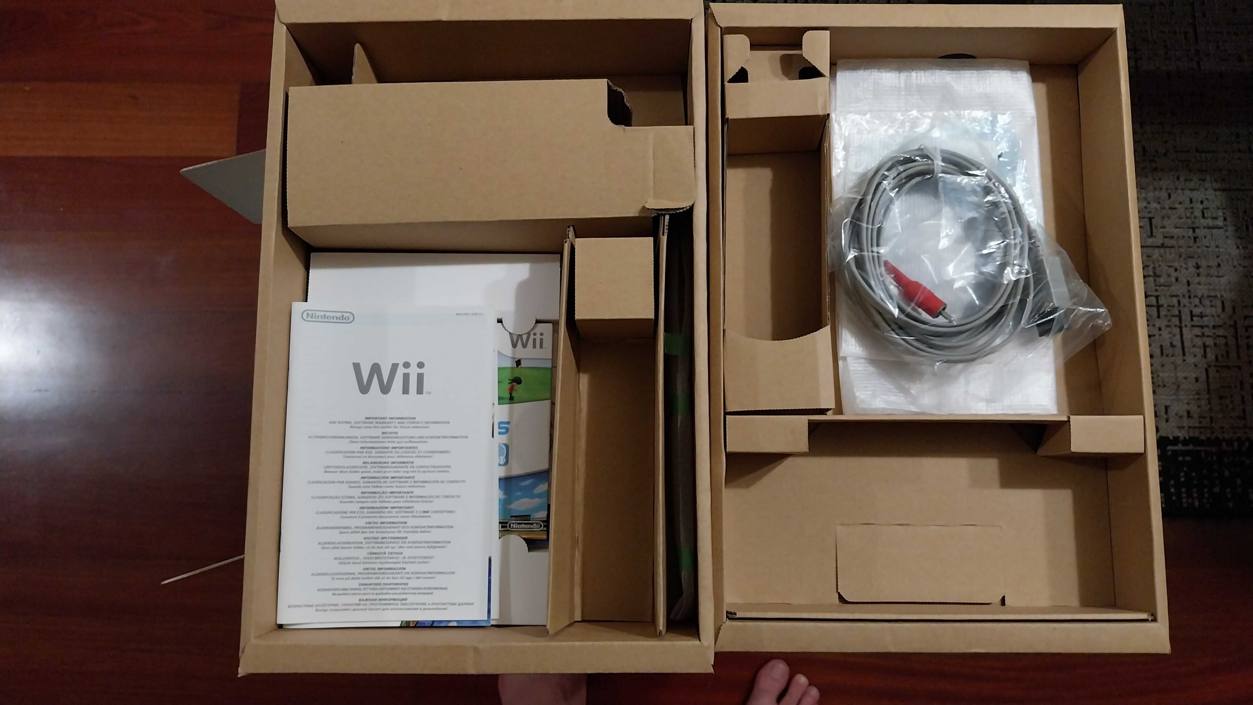 Caixa Nintendo Wii Family  com acessórios e dois jogos