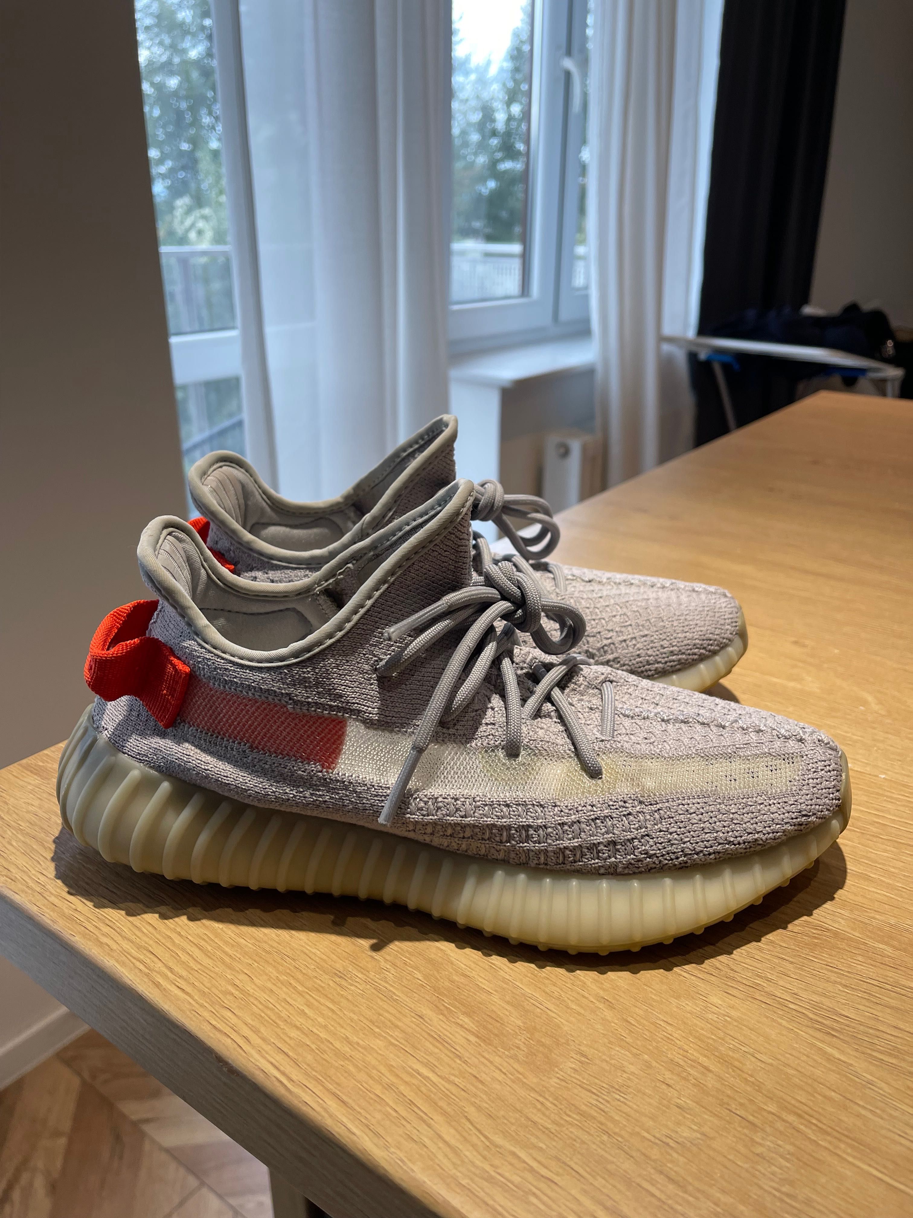 adidas Yeezy boost 350 v2 tail light 40 2/3 bone cream white triple