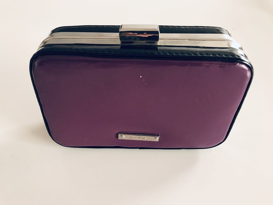 Várias malas, carteiras e porta-moedas