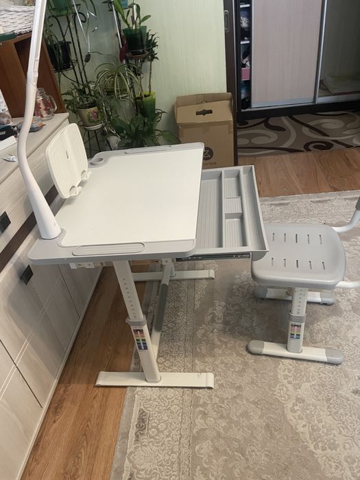 Дитячий стіл письмовий