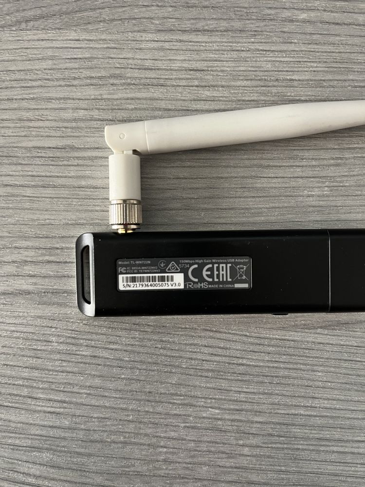 Wzmacniacz sieci TP-LINK.