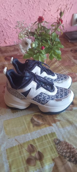 Продаю кроссовки для девушки фирмы Michael Kors