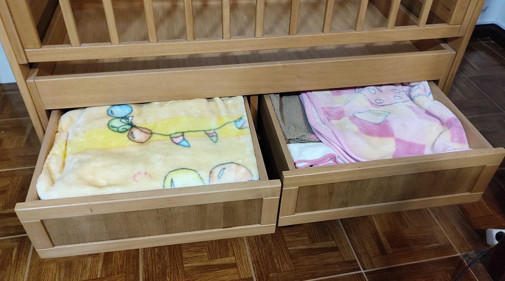 Berço de bébé - criança em madeira maciça (tola) com gavetas