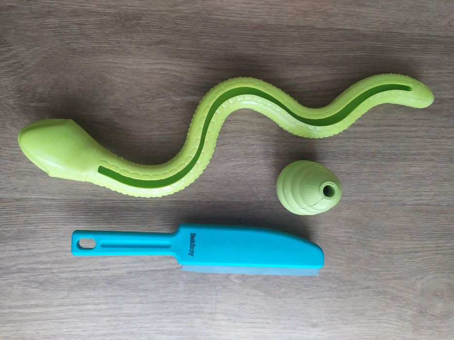 Kong, wąż do wylizywania smaczków i silikonowa szczotka